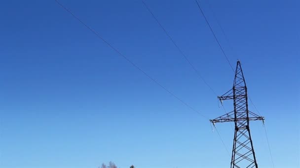 Dois grandes postes de eletricidade com cabos — Vídeo de Stock