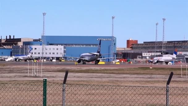 Ein Flugzeug auf der Landebahn — Stockvideo