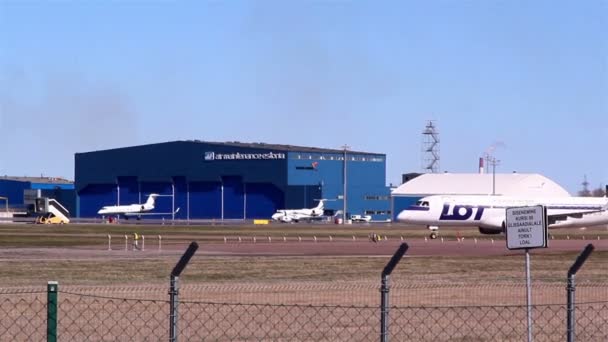 Een vliegtuig aankomen op de luchthaven van tallin Estland — Stockvideo
