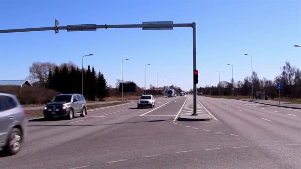 Een verkeerslicht op straat — Stockvideo