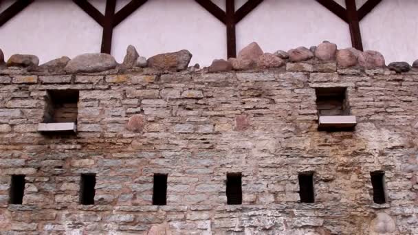 El muro de piedra del antiguo castillo — Vídeos de Stock