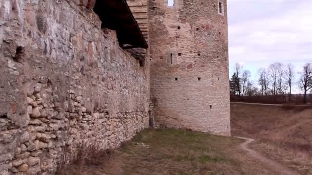 Le mur de pierre de la tour du château — Video