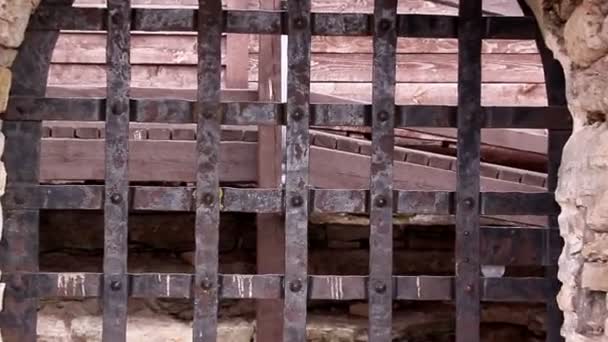 Närmare titt av den rostiga metall porten till det gamla slottet — Stockvideo
