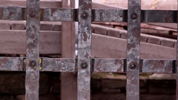 La porte métallique rouillée du vieux château 