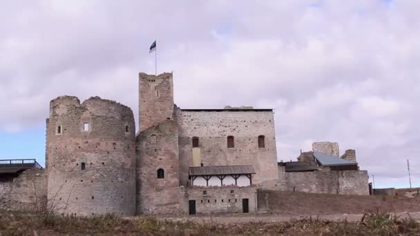 Vista frontal del antiguo castillo — Vídeos de Stock