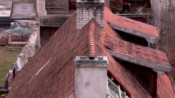 A vista do telhado de uma igreja velha — Vídeo de Stock