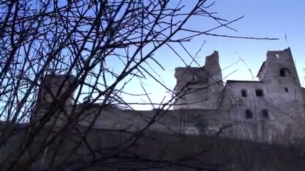 La colina en la que se encuentra el antiguo castillo — Vídeos de Stock
