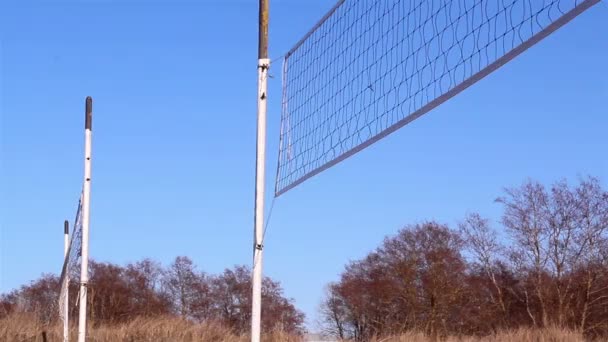 Två volleyboll nät på marken — Stockvideo