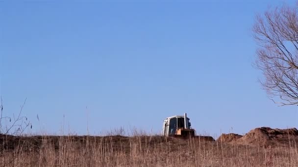 The caterpillar tractor getting some soil — Stock Video