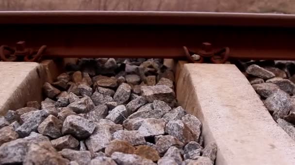 Много камней на железной дороге. — стоковое видео