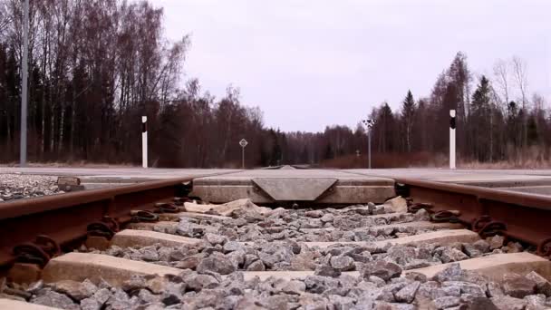 铁路和公路的交叉口 — 图库视频影像