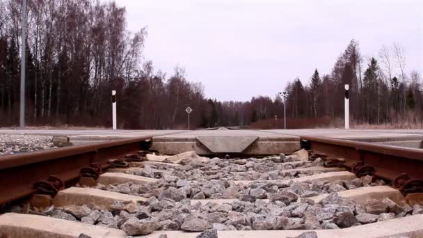 En bil förbi korsningen — Stockvideo