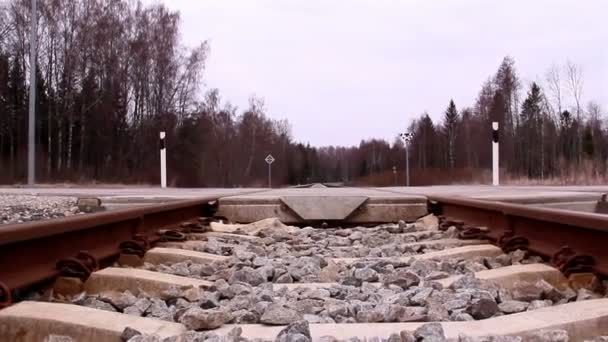 A estrada principal e a estrada de ferro — Vídeo de Stock