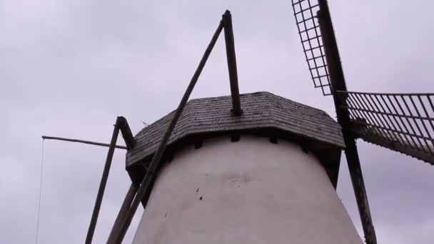 Starý větrný mlýn — Stock video