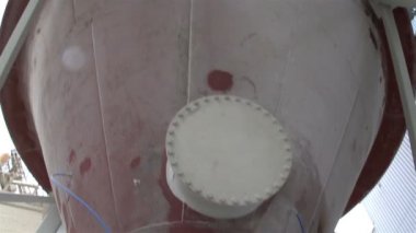 bir fabrika gelen büyük bir makine parçası