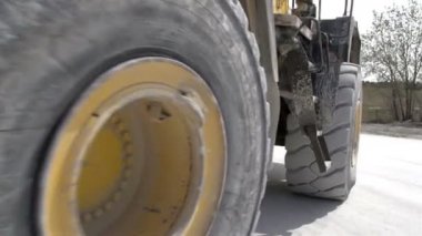 büyük bir kamyon üzerinden büyük tekerlekler