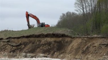 tepenin üst kısmında kırmızı bir beko