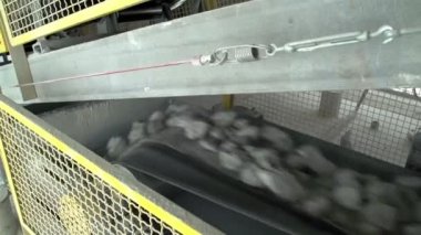 bir konveyör bırakarak kireçtaşları