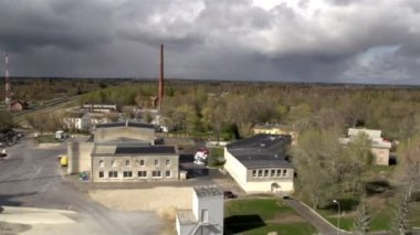 bir kireçtaşı fabrikası park etmiş arabalar