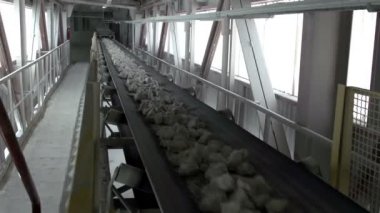 büyük kireçtaşları yer değiştiren bir konveyör