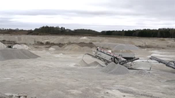 Quelques machineries lourdes dans une industrie minière — Video