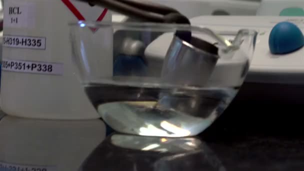 Een glas ruwijzer in een water — Stockvideo