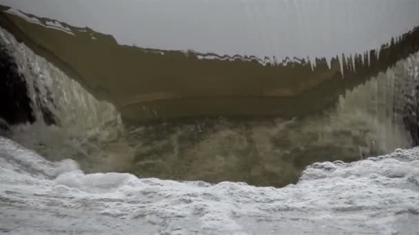 Blasen, die aus dem rauschenden Wasser entstehen — Stockvideo