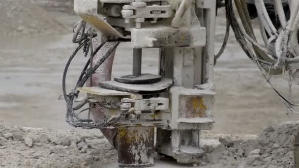 Uma máquina de perfuração de rocha — Vídeo de Stock