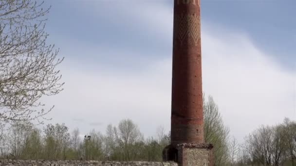 Le vieux tuyau d'une usine — Video