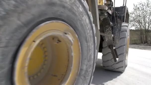 Rodas grandes de um caminhão grande — Vídeo de Stock