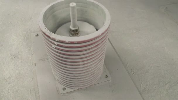 Uma máquina de absorção de choque moagem — Vídeo de Stock