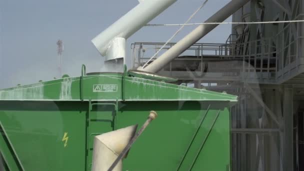 Der grüne Container in einer Fabrik — Stockvideo