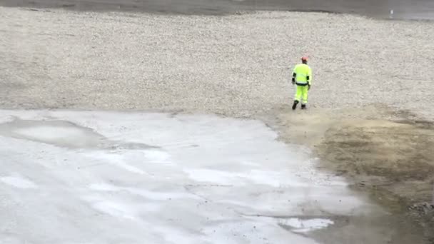 Un ouvrier marchant vers l'aire de stationnement — Video