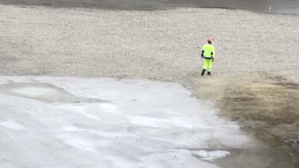 Um trabalhador da fábrica caminhando em direção à área de estacionamento — Vídeo de Stock