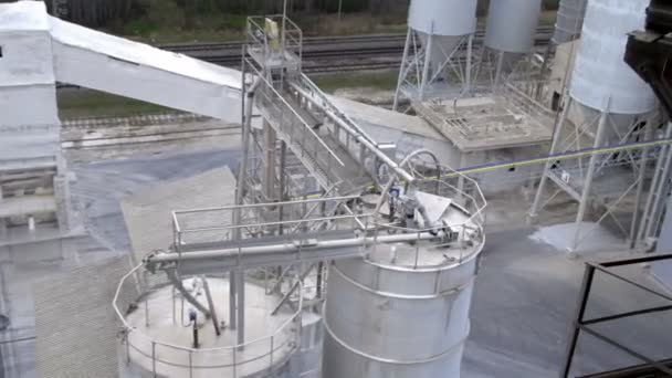 Een van de grote gebouwen uit een fabriek — Stockvideo