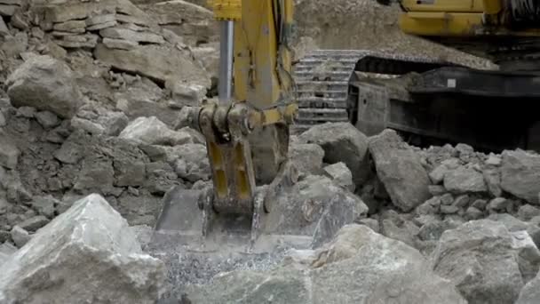 Una retroexcavadora consiguiendo algunas rocas — Vídeos de Stock
