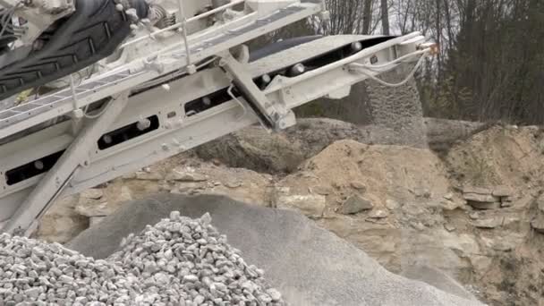 Große und geschliffene Steine aus einem Gerät — Stockvideo