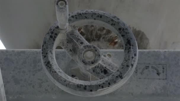 A dusty wheel from a machine — Stockvideo