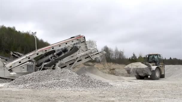 Die Übertragung der Felsen von der Ausrüstung — Stockvideo