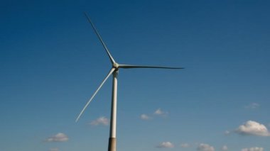 bir büyük beyaz yel değirmeni değil dönüm