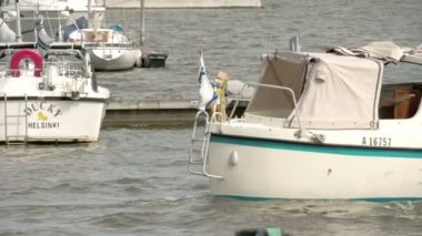 finlad bayraklı bir teknede fs700 odyssey 7q