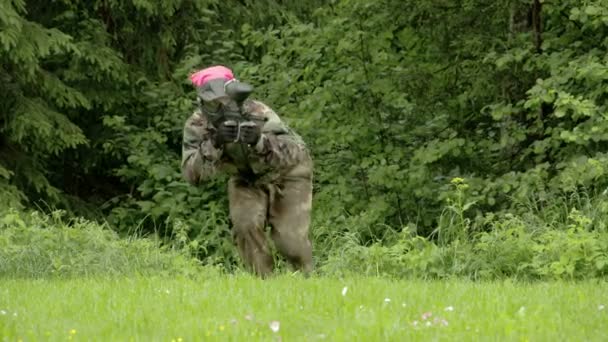 一个男人走与射击彩弹 fs700 奥德赛 7q — 图库视频影像