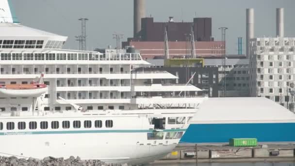 Огромный круизный лайнер на гавани Хельсинки Финляндия FS700 Odyssey 7Q — стоковое видео