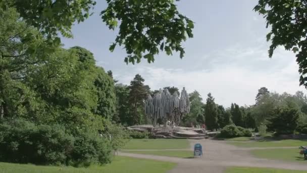Een park van helsinki finland met een monument fs700 odyssey 7q — Stockvideo