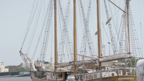 El barco grande en muelle en el puerto FS700 Odyssey 7Q — Vídeos de Stock