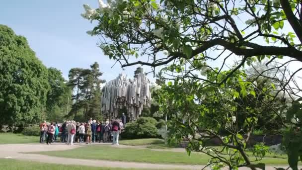 Touristen in der Nähe des Denkmals — Stockvideo