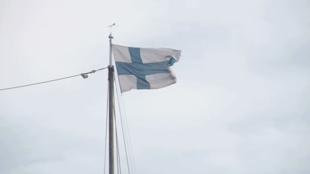 Bandera finlandesa en la parte superior del asta del buque — Vídeo de stock