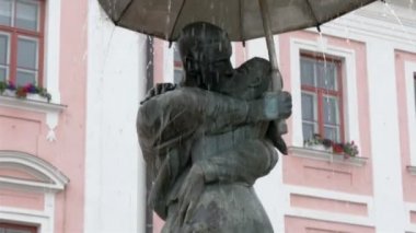 Tartu çeşme ile öpüşen öğrencilere heykel Estonya gh4