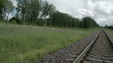 demiryolu parça bir trenin fs700 odyssey 7q etrafında yeşil çim ile