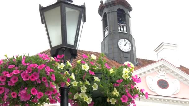 Il grande orologio dal vecchio municipio di Tartu Estonia GH4 — Video Stock